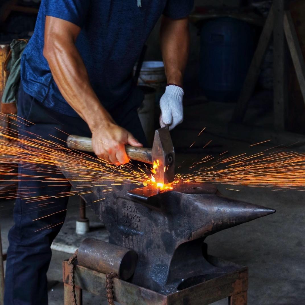 小铁匠锻打农用工具