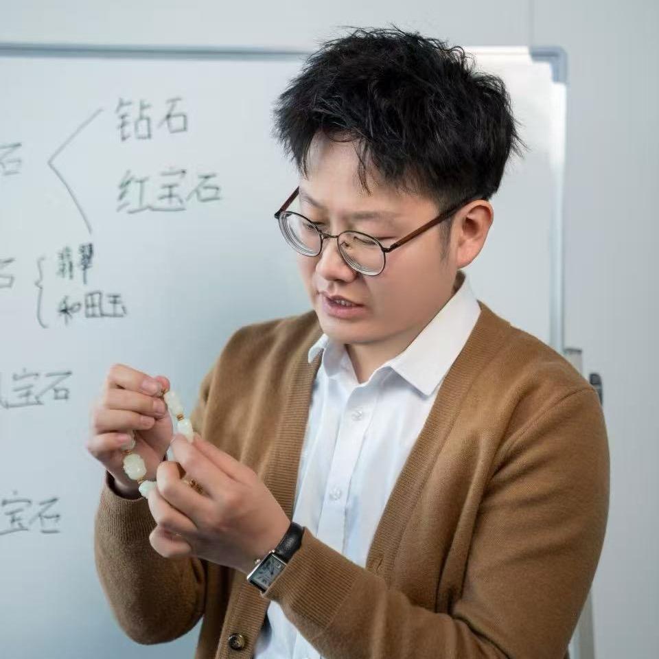 薛岩(中国地质大学珠宝硕士)