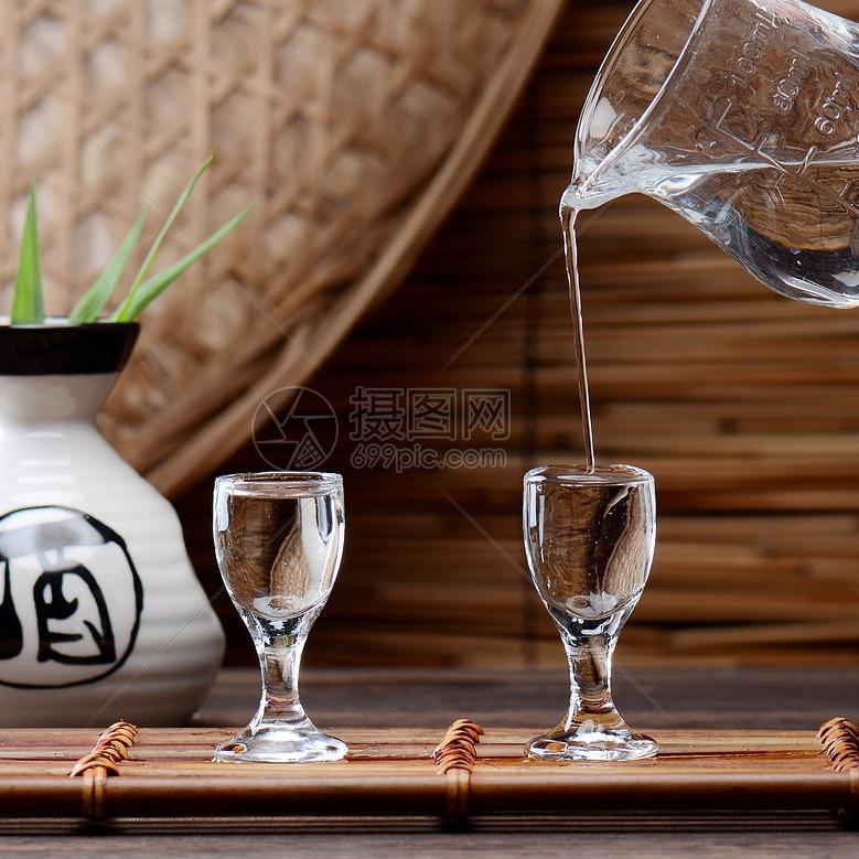 一杯酒，一段故事