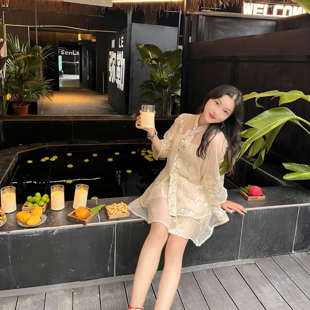 小羽吃亿口