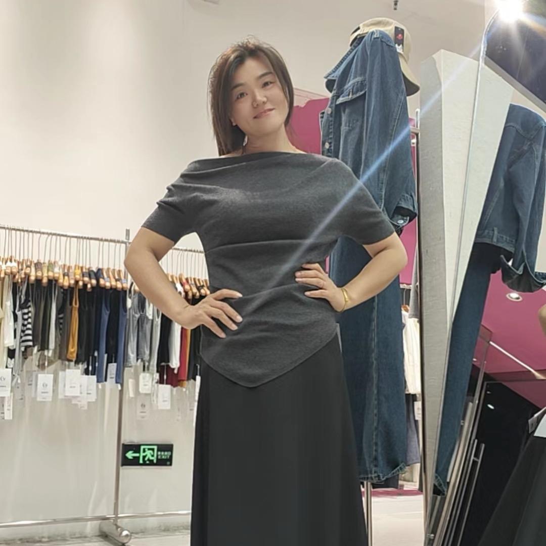 摆地摊的小七妹