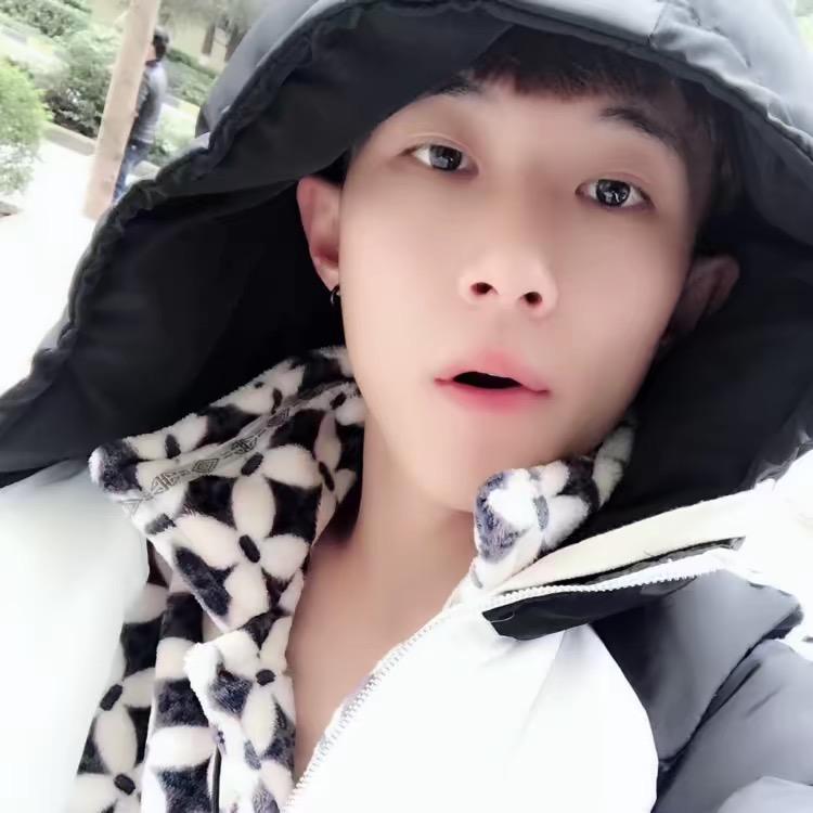 骆星豪.
