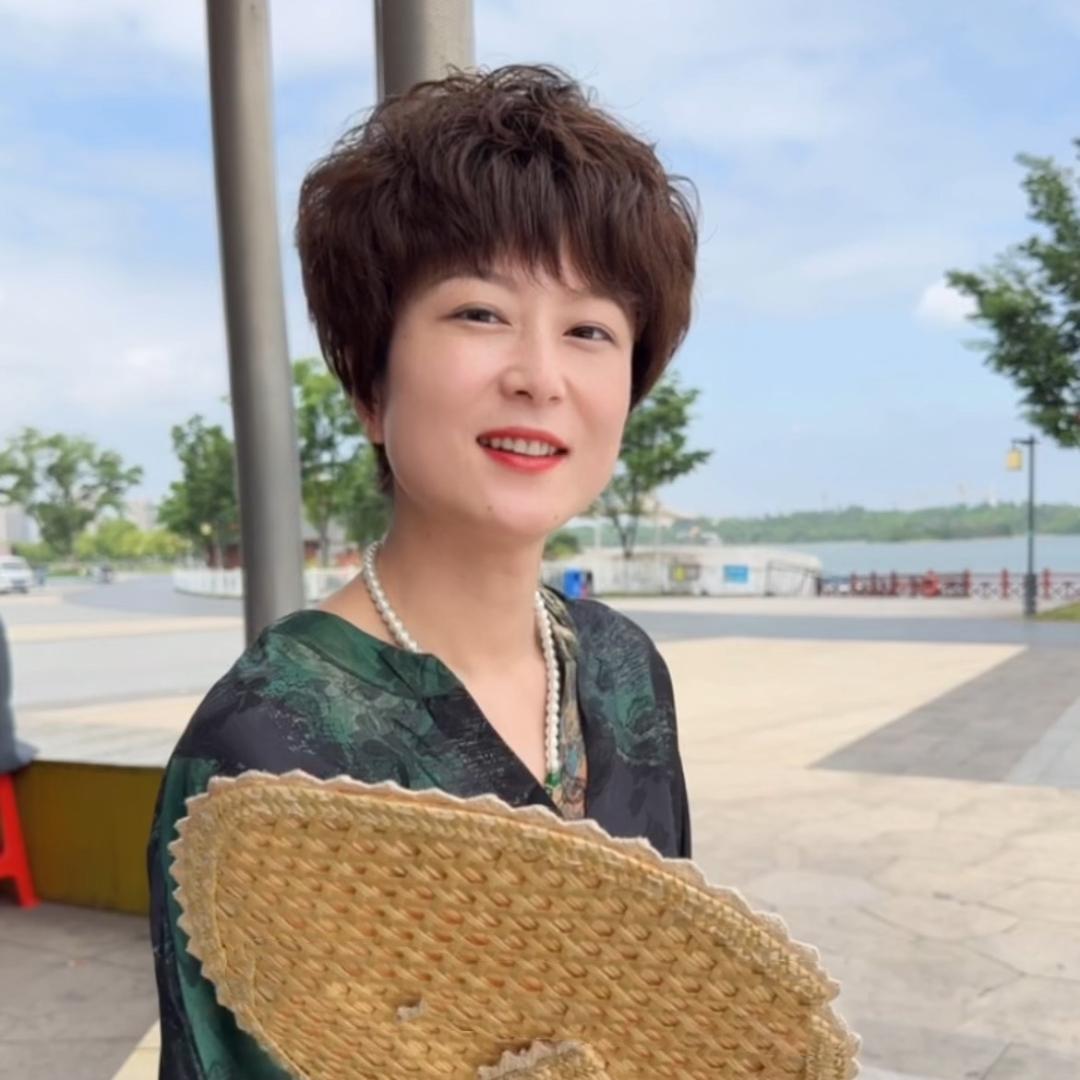 佰丝堂义乌市伊百变假发有限公司个人护理专卖店