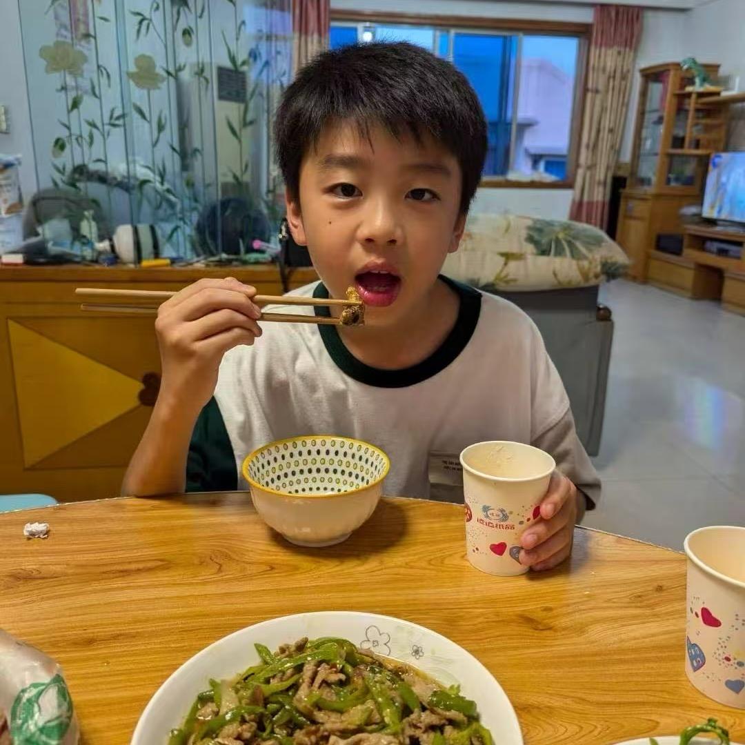 早起吃豆腐脑加肥肠咔饼