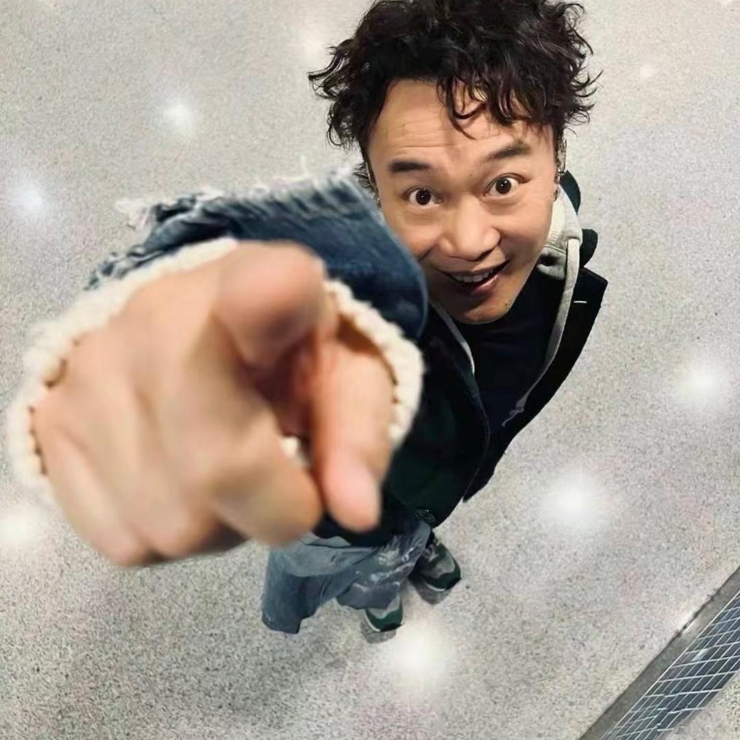 又在假装哭