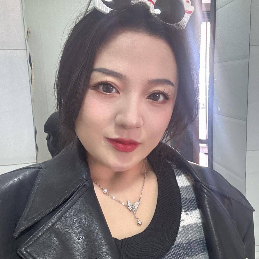 莹莹在卖鸡公煲