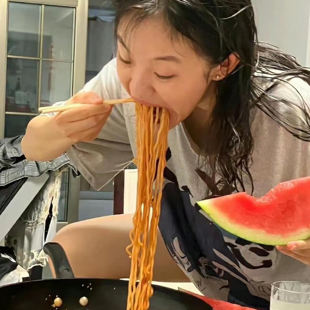 一个甜妹罢了