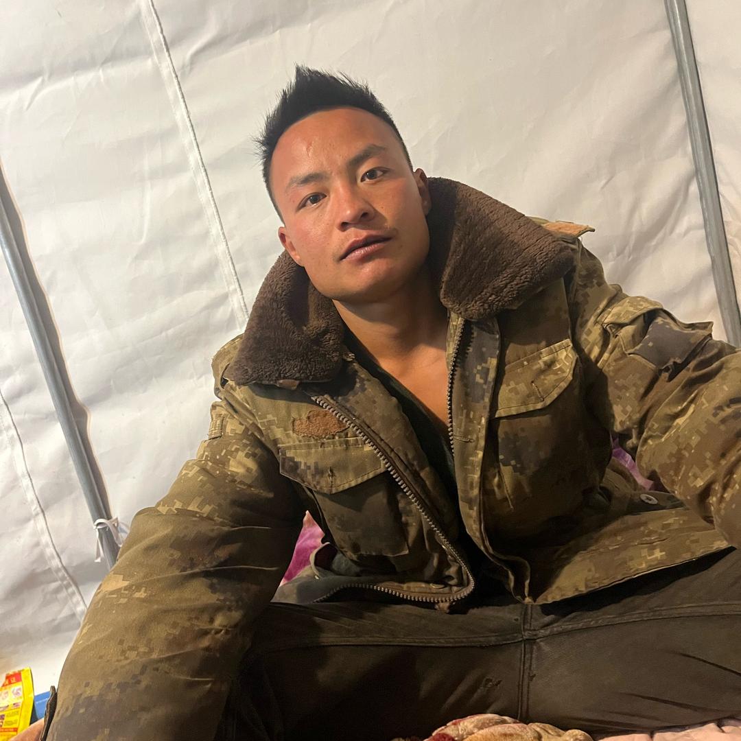 扛霸梓