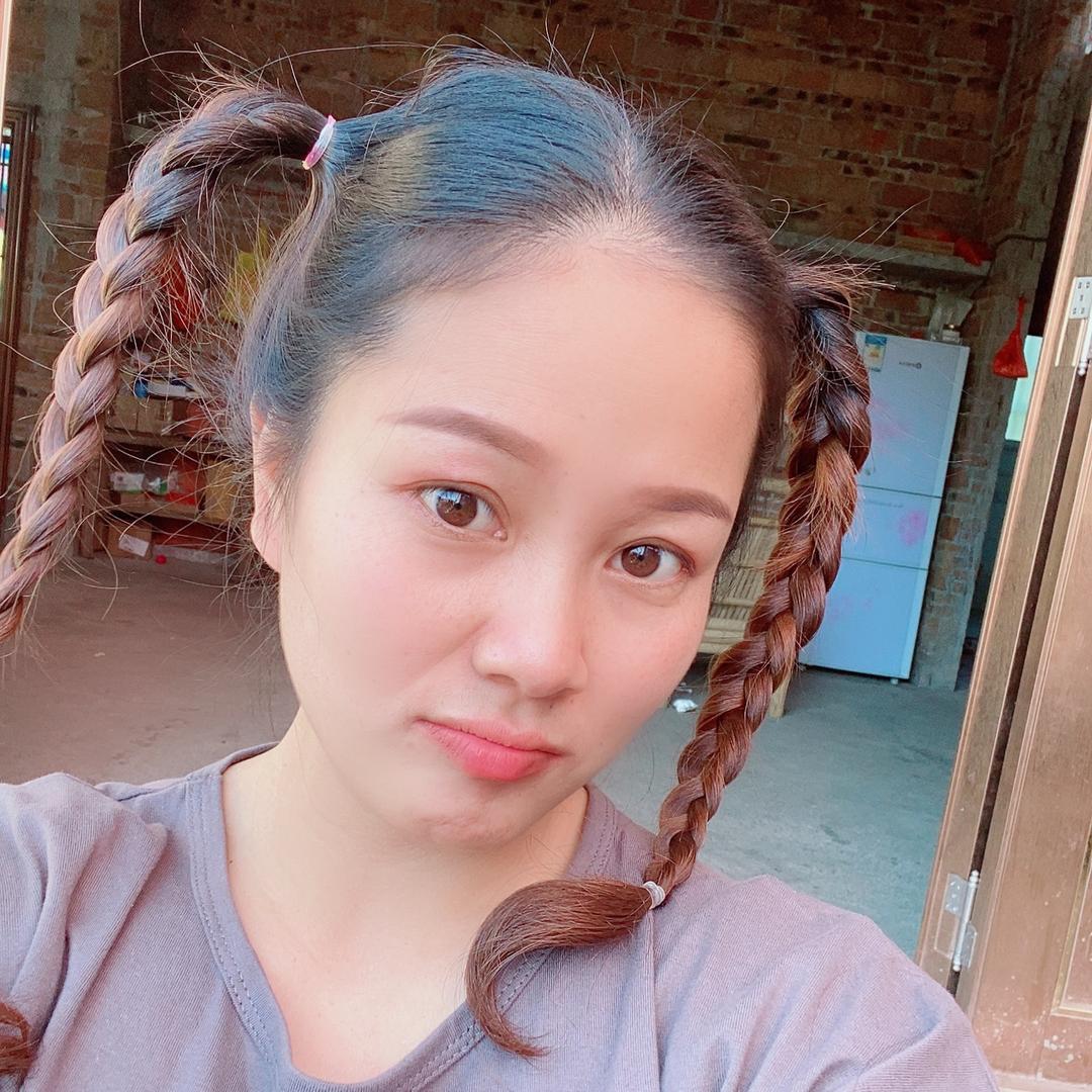 艳英   老板娘