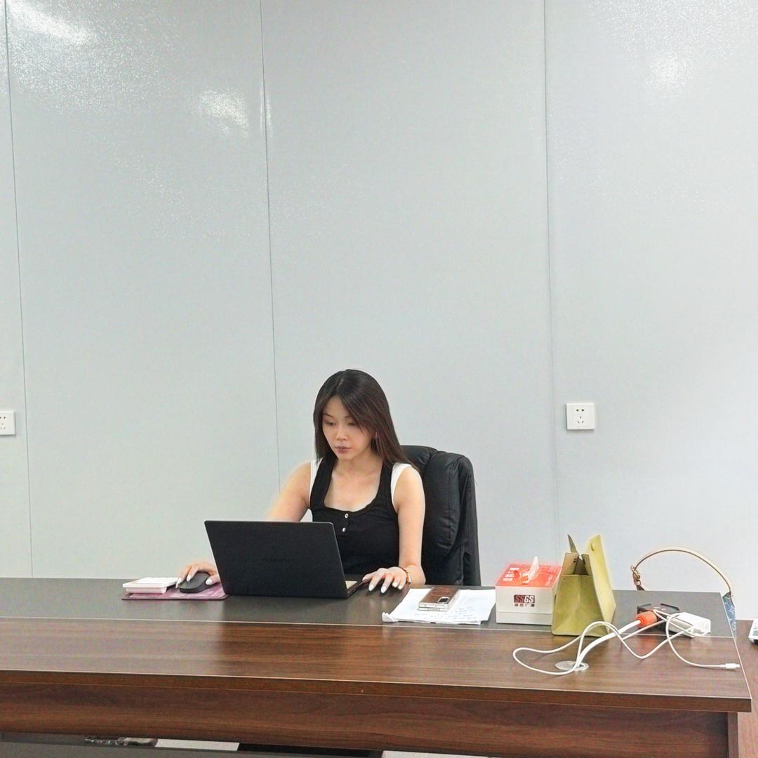 卖打包箱的小姐姐