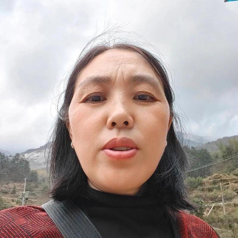 她关注了你