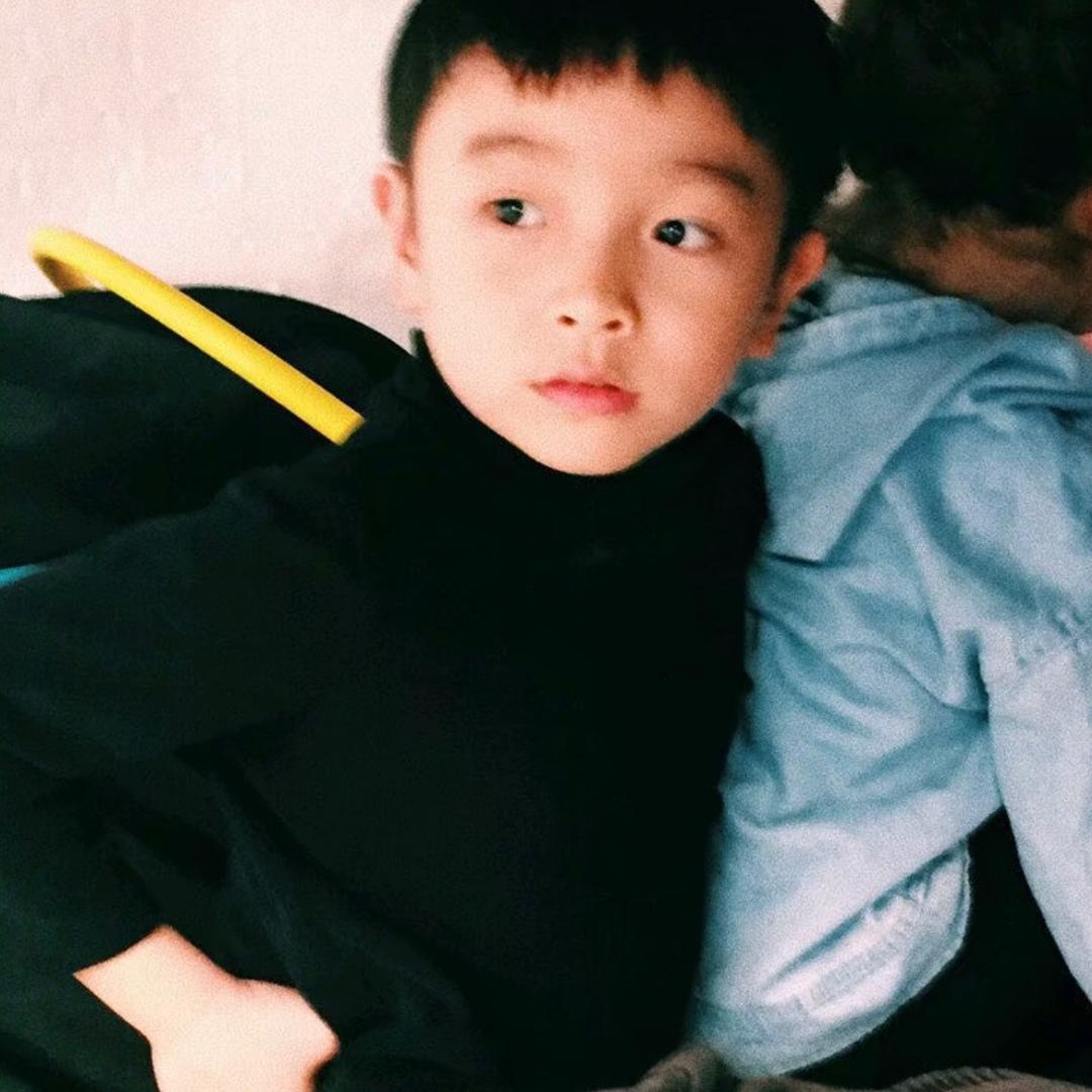 韩.-