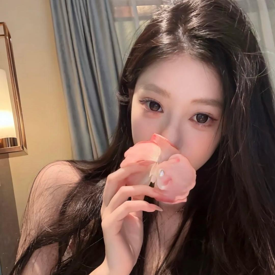 小依.