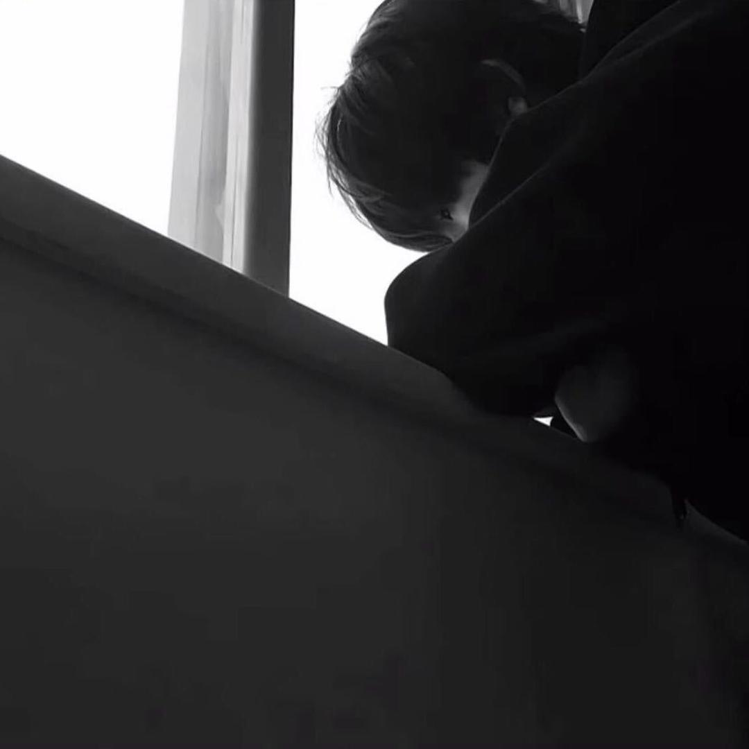 ，