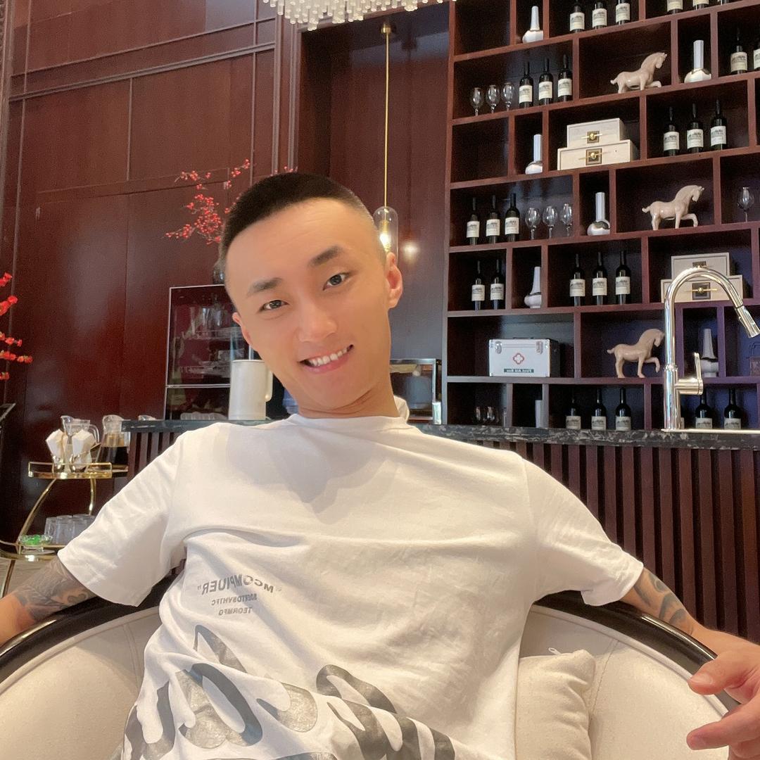 兰文成的痘印。