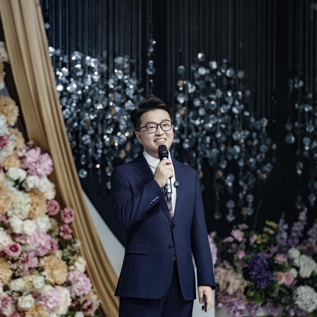 会跳舞的主持人~天赐