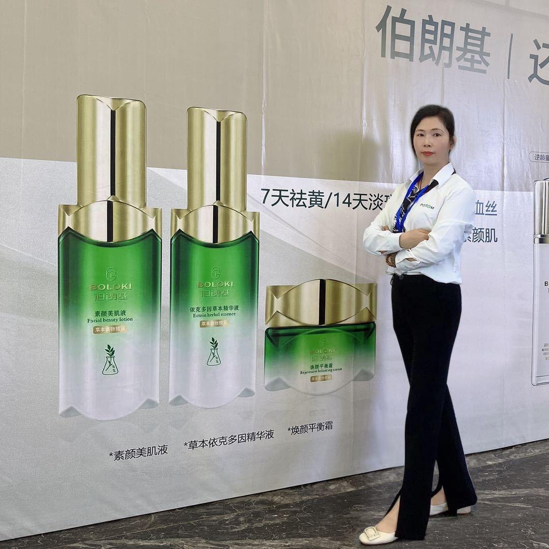 隆都车站兴隆街两悦眼镜隔壁厂家大降价服装