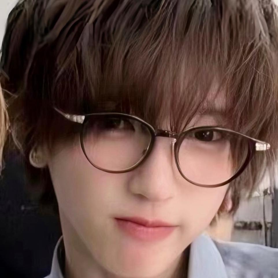 独自抬起张元英的草莓纸杯蛋糕