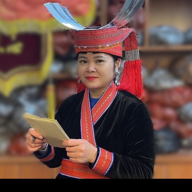 瑶族传承路姐（领泡脚包）