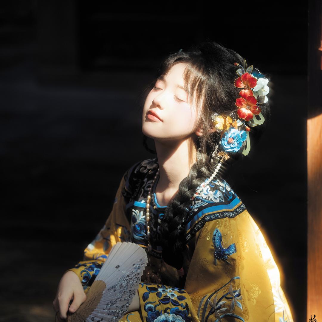 梅九九在拍照