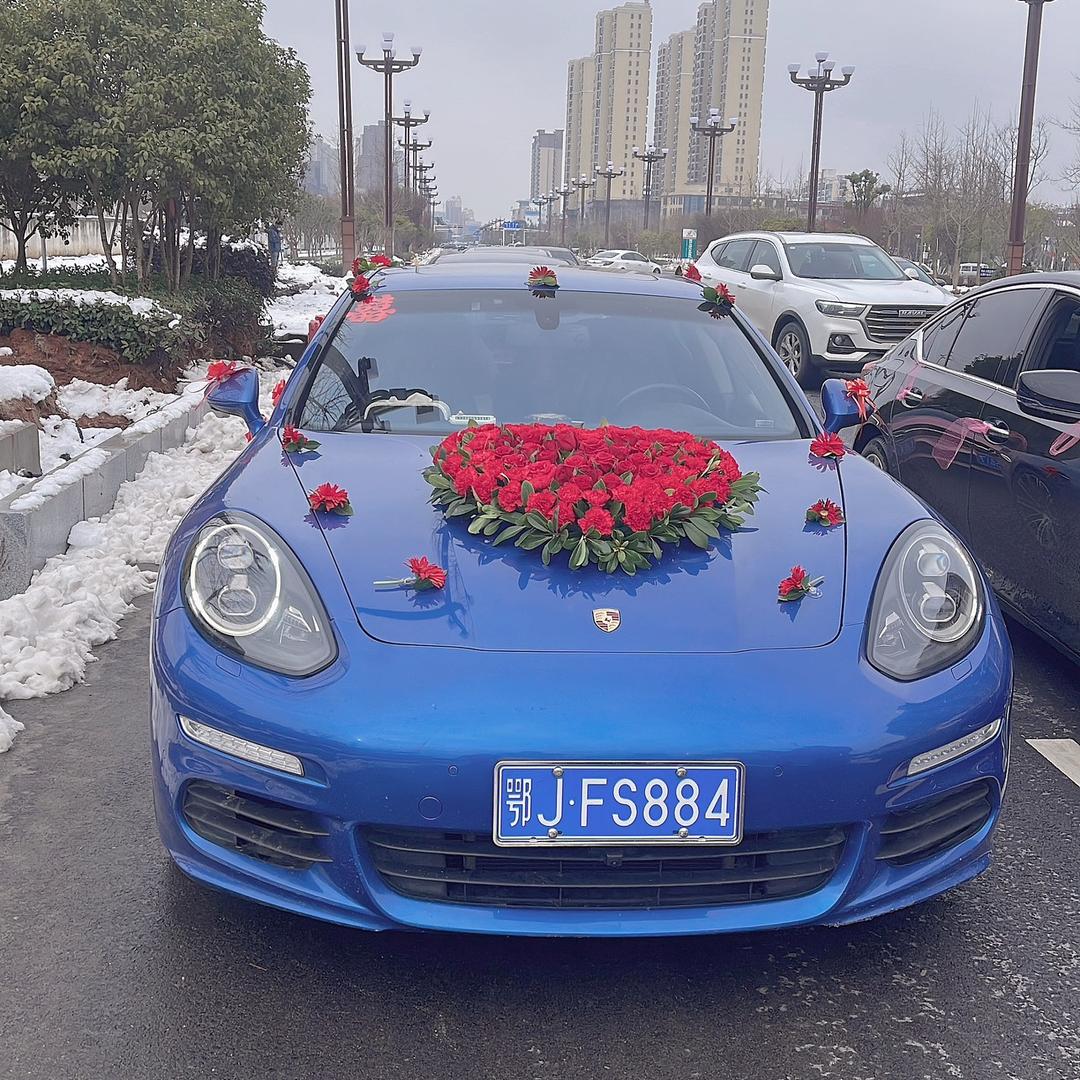 黑色的奔驰大Ｇ