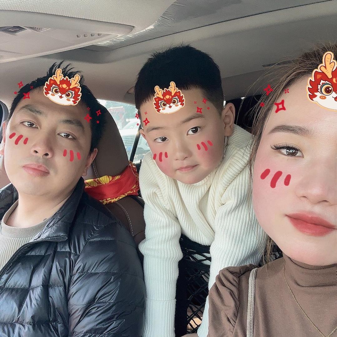 90后在西安盛龙广场摆地摊