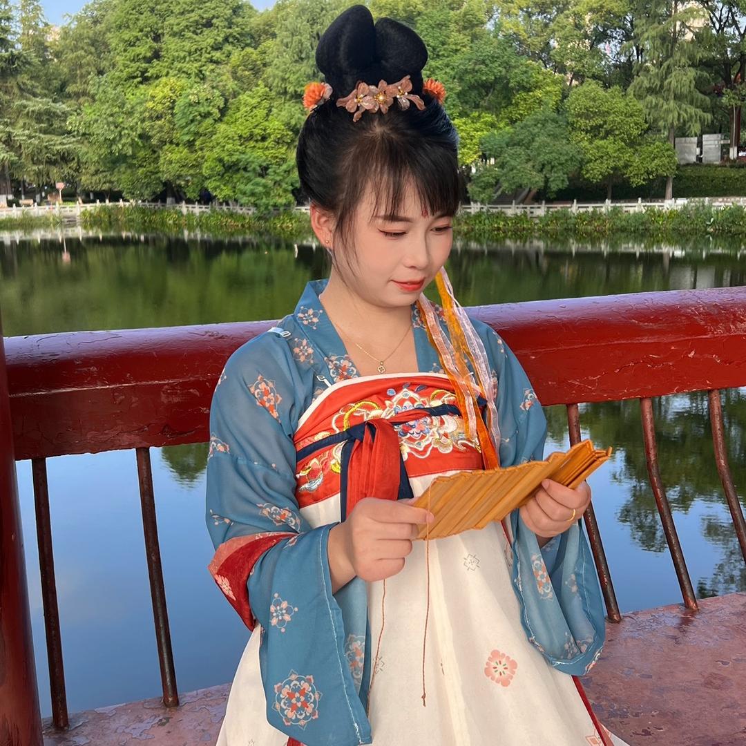 爱笑的艾艾🥰