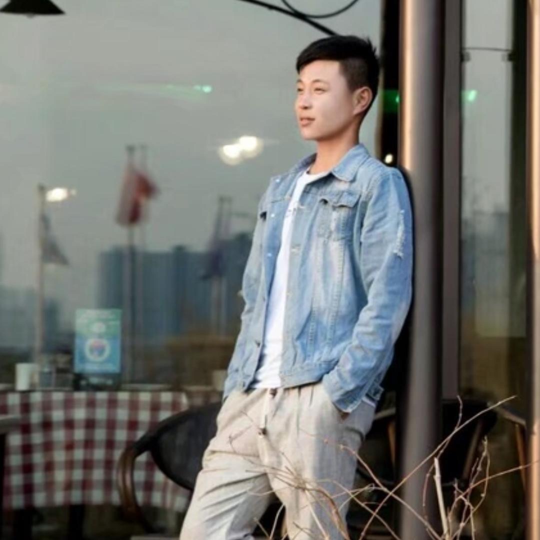 喜欢🎵的小男生