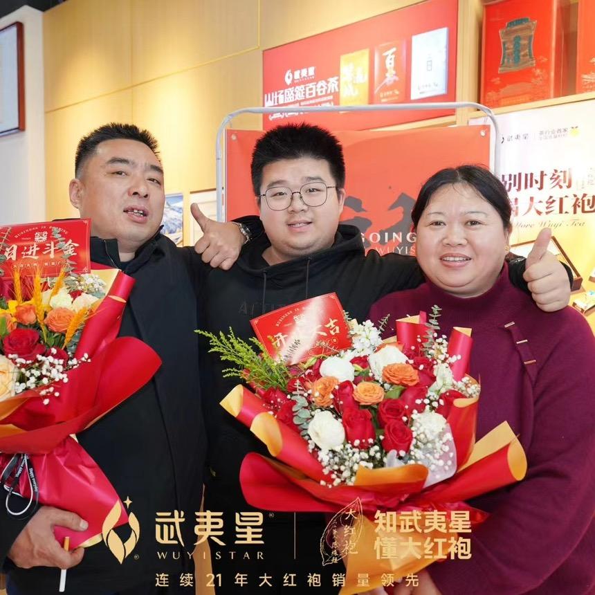 李伟