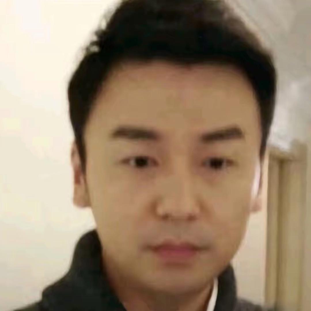 一朵风中摇曳的水仙花