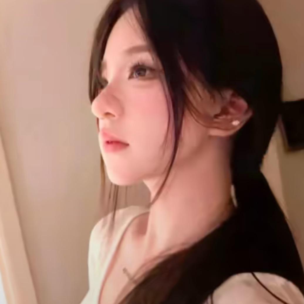 娇羞俏大妈在公交车上被18个帅哥轮流让座