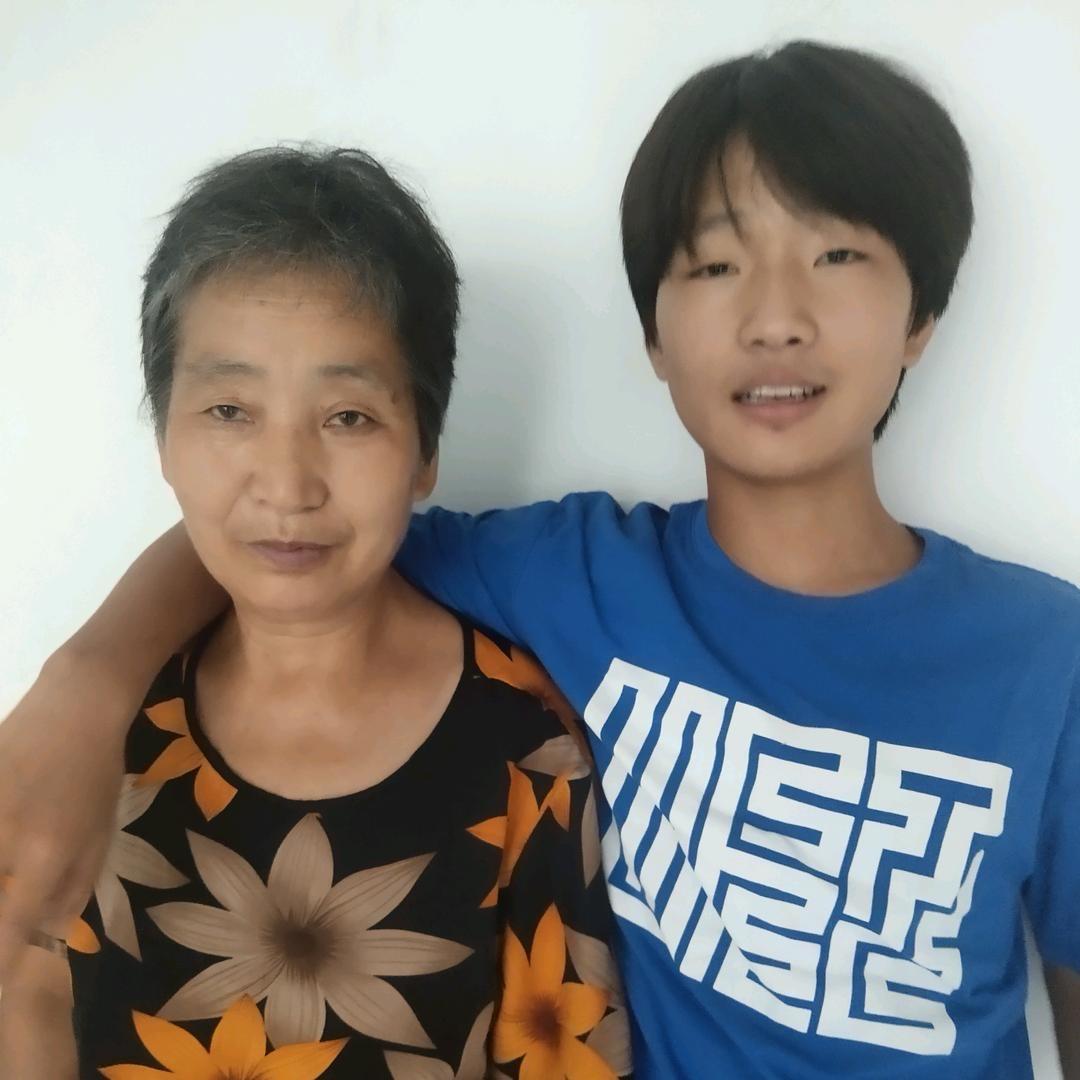 跟奶奶长大的孩子(早懂事)(挣钱上大学)