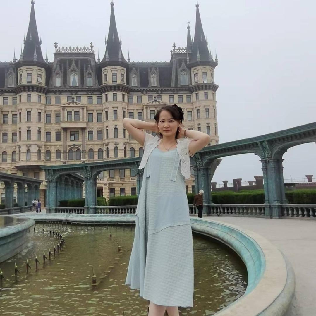 邓芬一直很爱笑