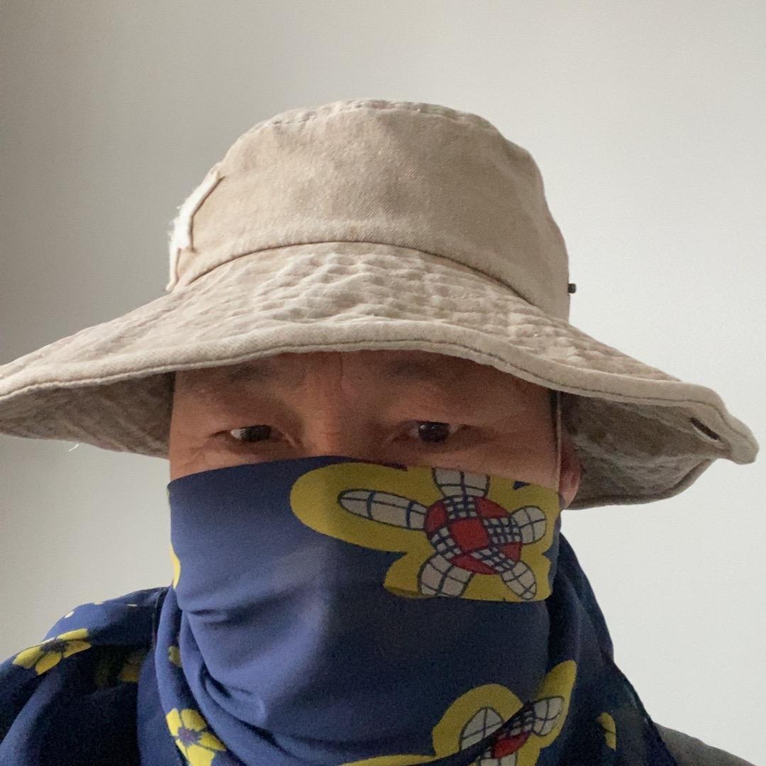 伤感歌者，亦彤