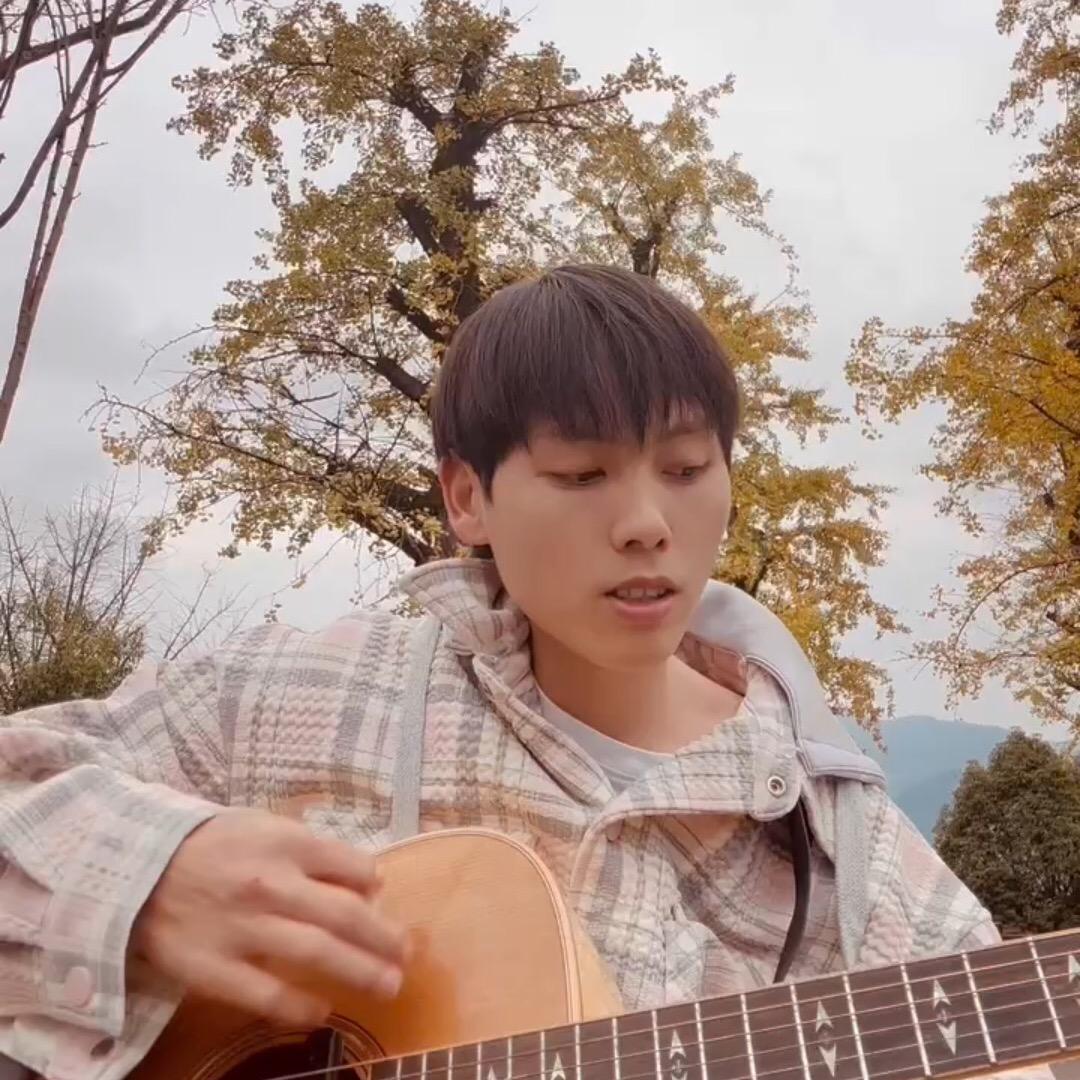 阿心 弹吉他