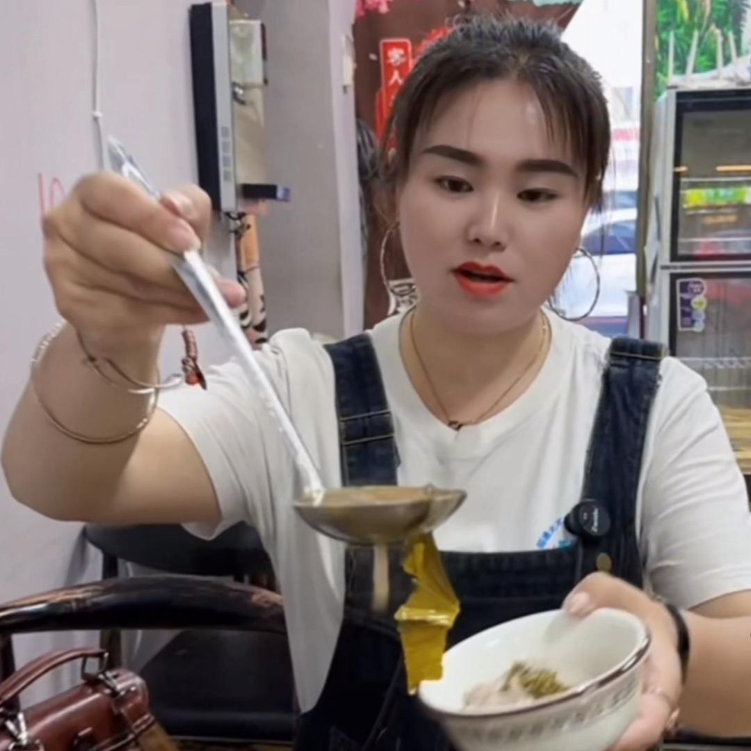 二妹吃喝玩乐