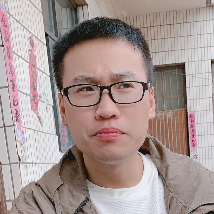 一棵千年古树下的小草