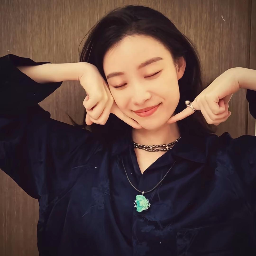 乌 日.