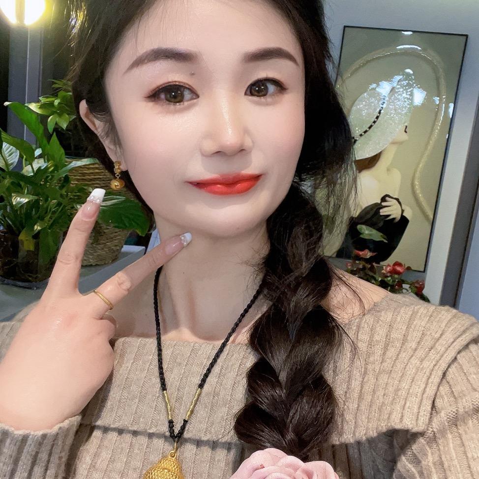爱穿裙子的小洁