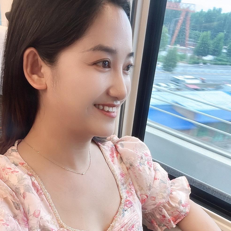 种草莓的小姐姐