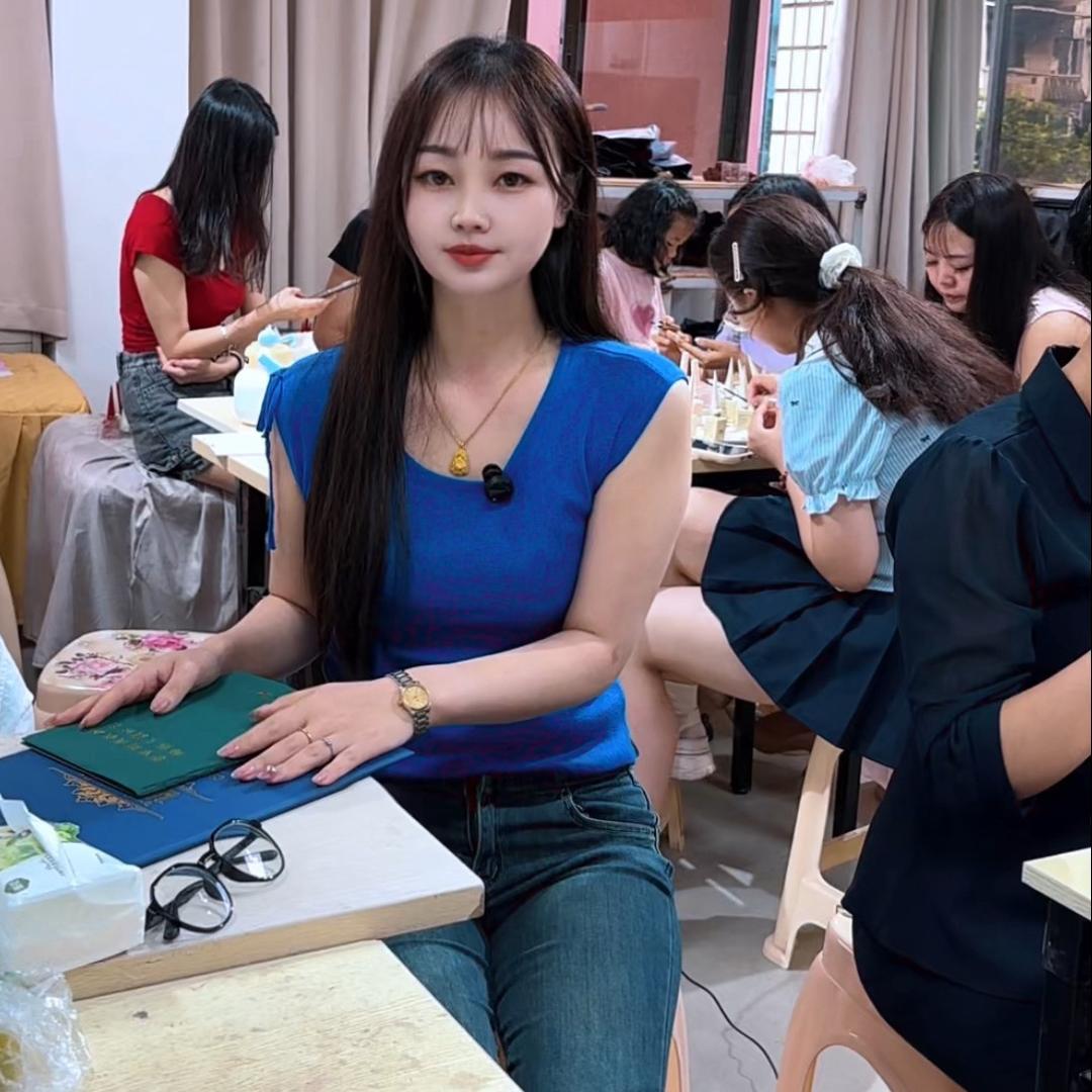 玲丽 化妆师容容