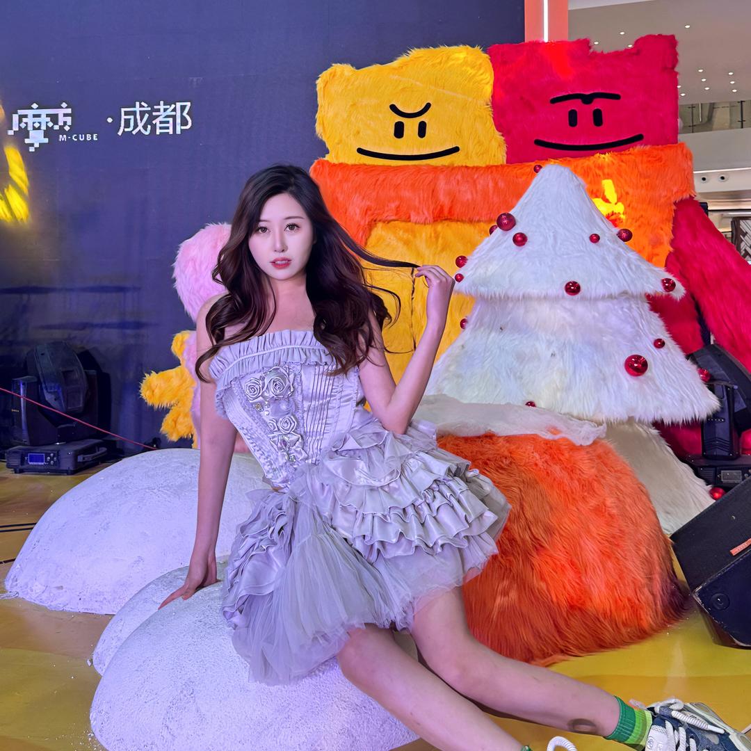 黄意岚yileen@抖音