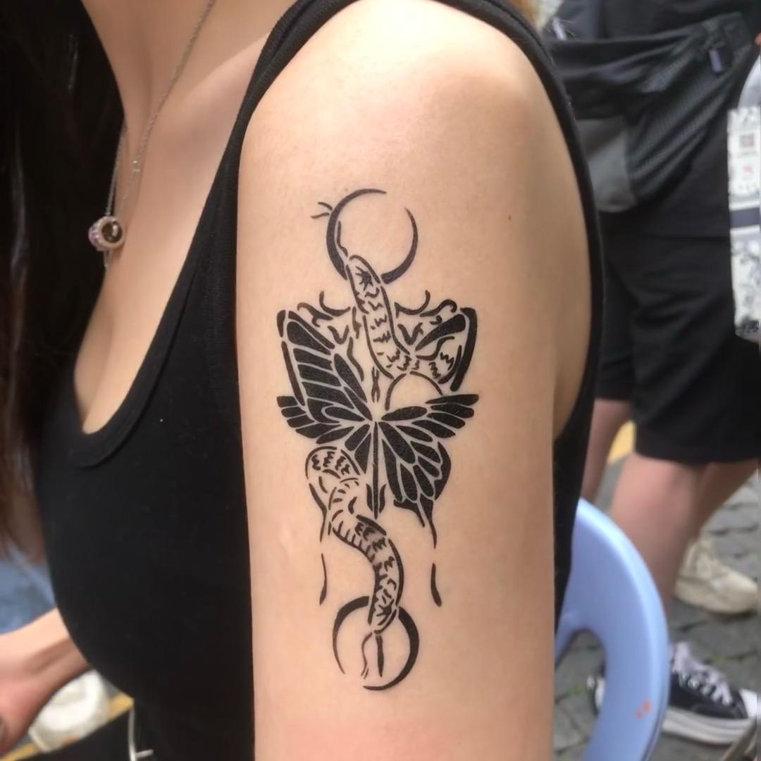 不是纹身，是喷上去的