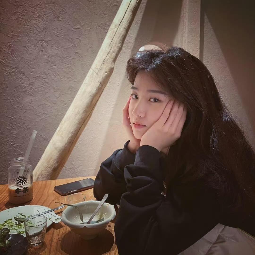 忙着喂鸡
