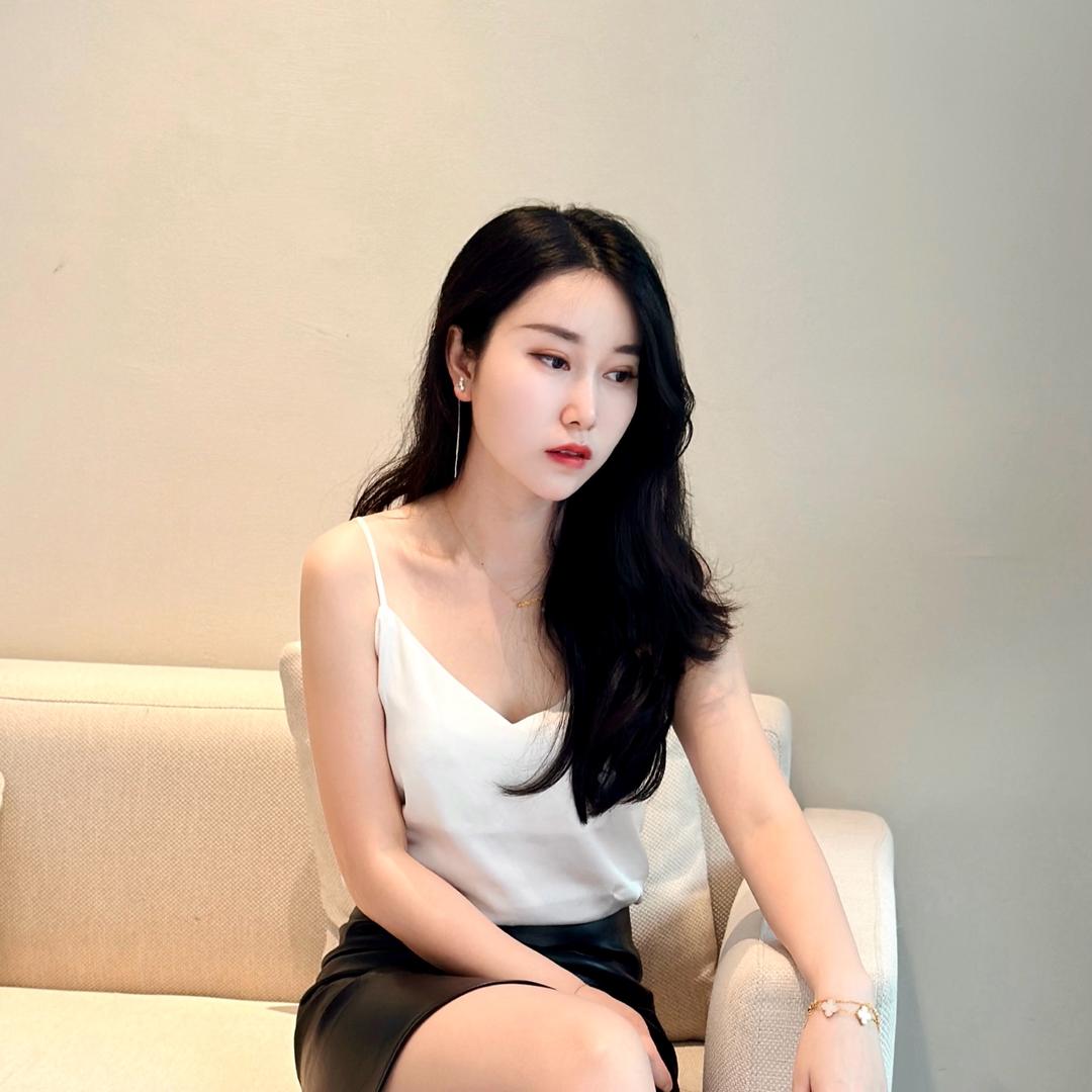 轻衣白裳