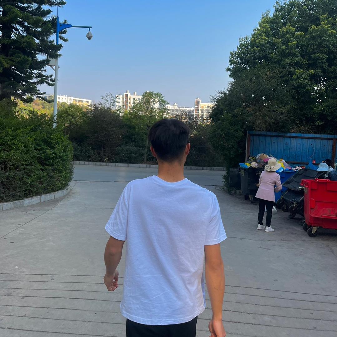 小何.
