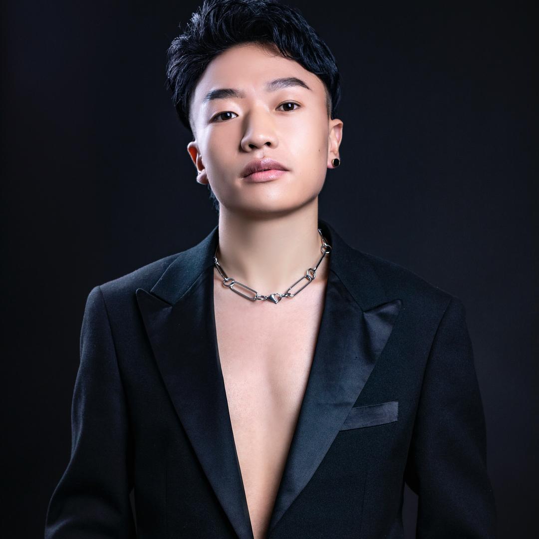 我是一名发型设计师   叫  雨泽