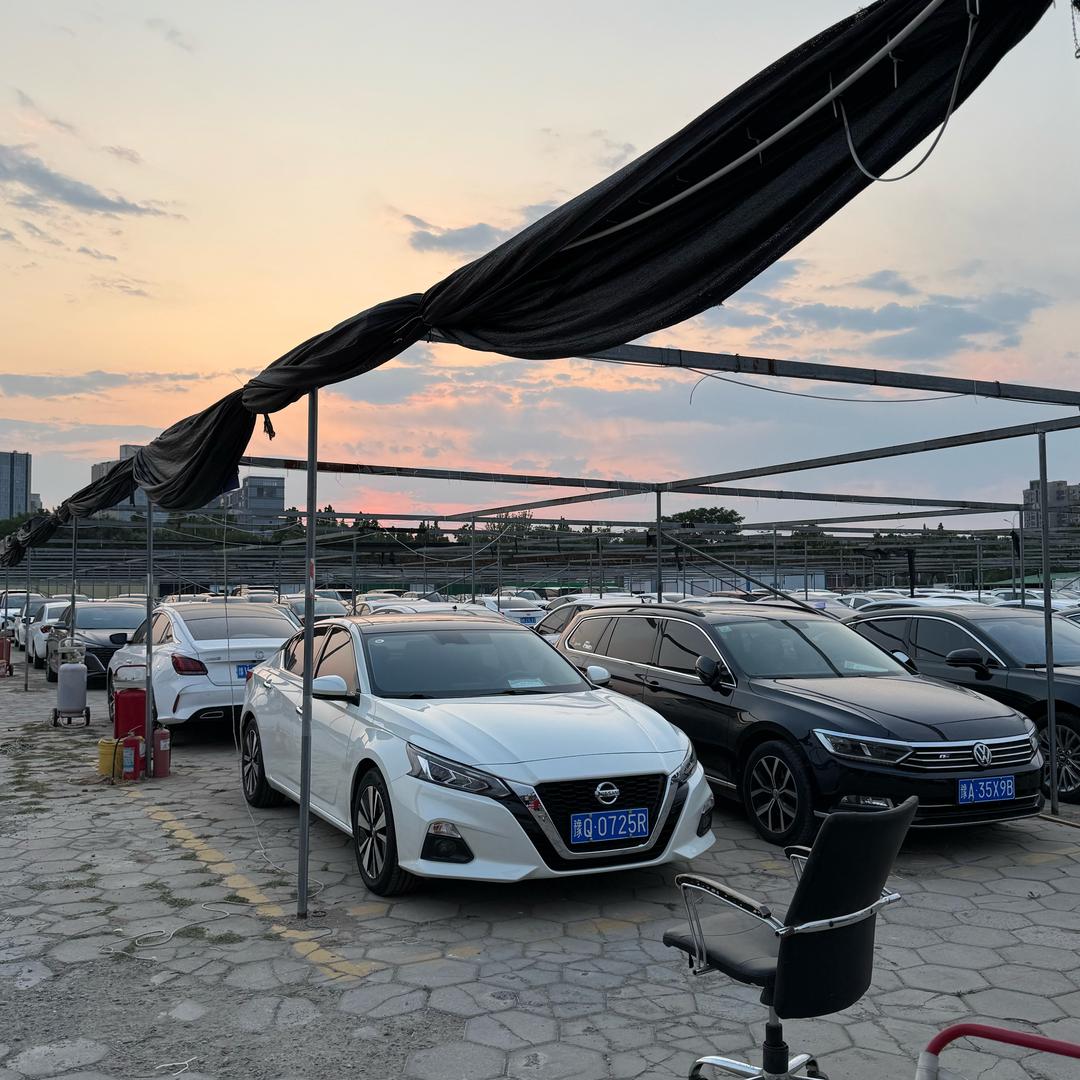 腾发二手车仓储店