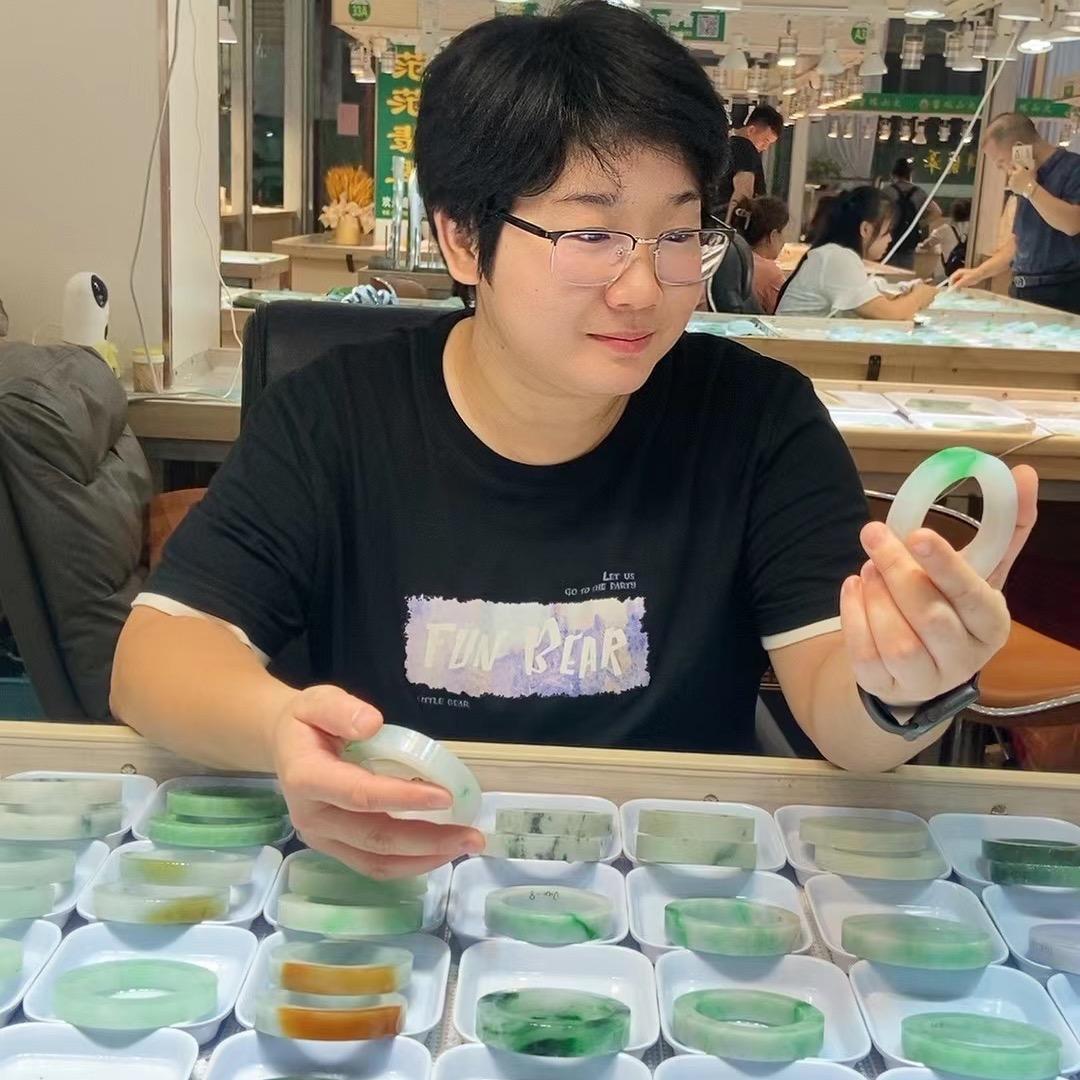 燕子翡翠手镯定制