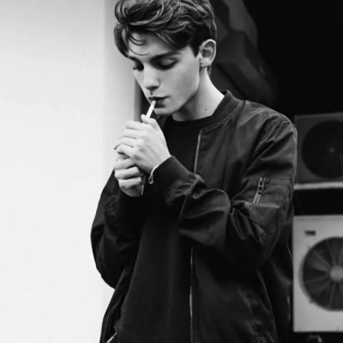 骨瘦如柴的彪形大汉